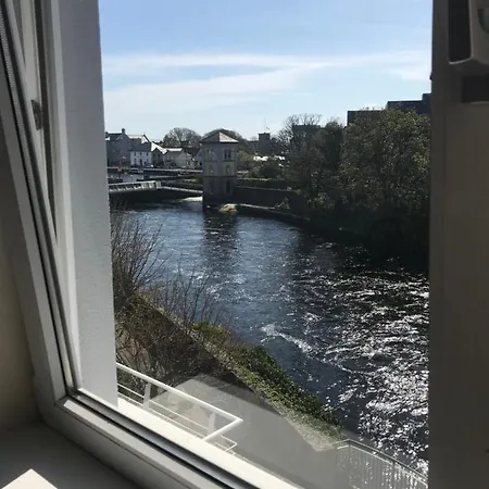 Spanish Arch City Centre Penthouse All Ensuite Feriehus *