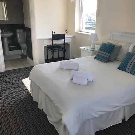 Spanish Arch City Centre Penthouse All Ensuite Feriehus