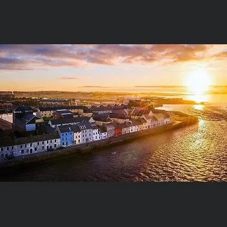 Spanish Arch City Centre Penthouse All Ensuite Holiday home *