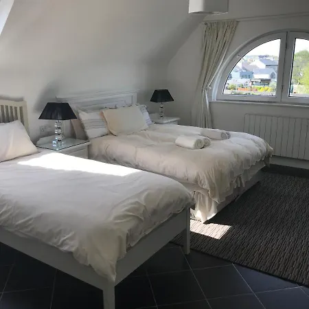 Spanish Arch City Centre Penthouse All Ensuite Holiday home